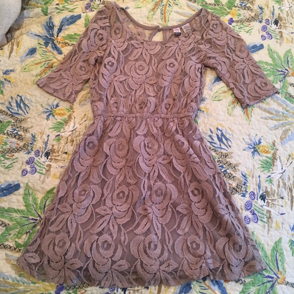 Cute taupe dress!